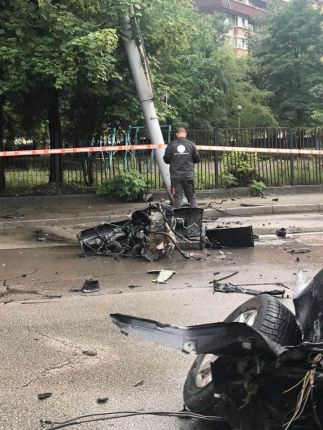 Кола се удари в стълб на бул. България в София