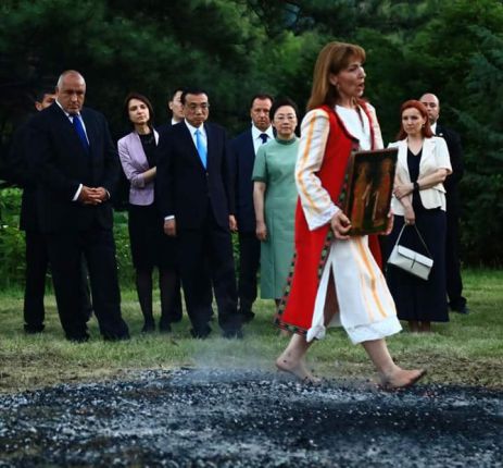    Бойко и Ли край жаравата