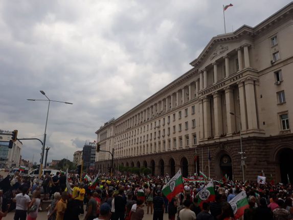  "У-бий-ци" и "Ос-тав-ка" под прозорците на Борисов