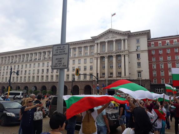  "У-бий-ци" и "Ос-тав-ка" под прозорците на Борисов