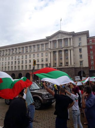  "У-бий-ци" и "Ос-тав-ка" под прозорците на Борисов