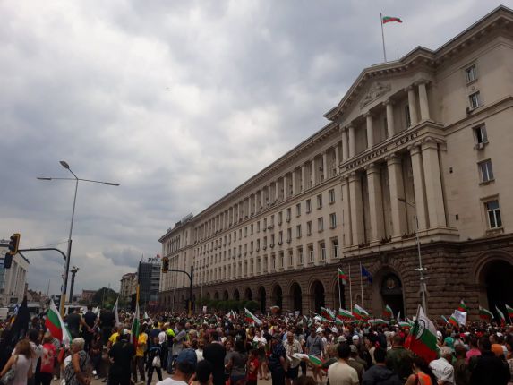  "У-бий-ци" и "Ос-тав-ка" под прозорците на Борисов