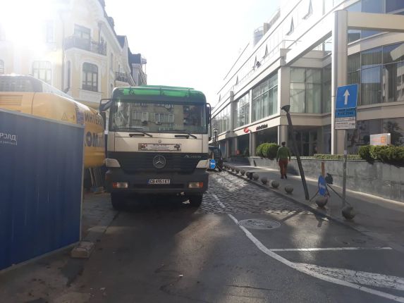 Безобразно паркиране на забранени места в центъра