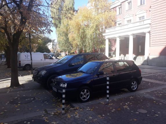 Безобразно паркиране на забранени места в центъра