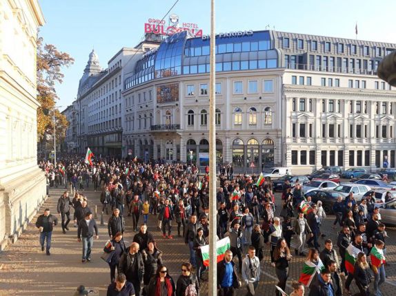 „Оставка” и „Мафия” викаха хиляди на протести в страната