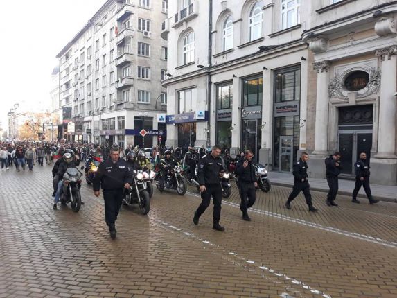 „Оставка” и „Мафия” викаха хиляди на протести в страната