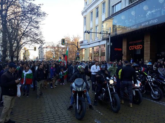 „Оставка” и „Мафия” викаха хиляди на протести в страната