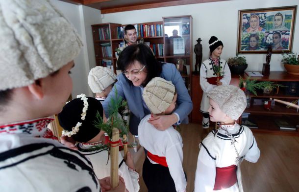   50 малчугана на парти при Нинова 
