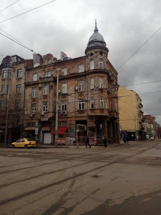 Масивни отломки, падащи от паметник на културата, заплашват живота на хиляди софиянци всеки ден