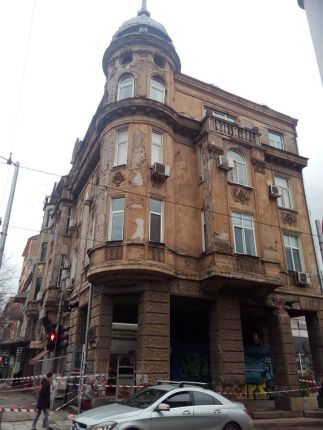 Масивни отломки, падащи от паметник на културата, заплашват живота на хиляди софиянци всеки ден