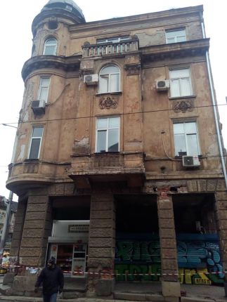 Масивни отломки, падащи от паметник на културата, заплашват живота на хиляди софиянци всеки ден