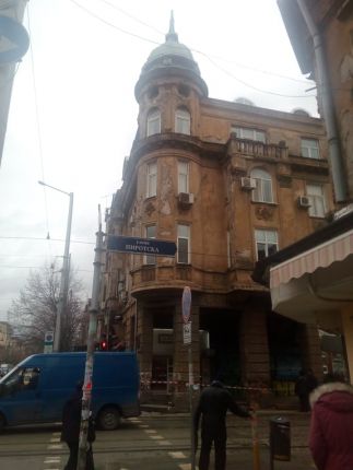 Масивни отломки, падащи от паметник на културата, заплашват живота на хиляди софиянци всеки ден