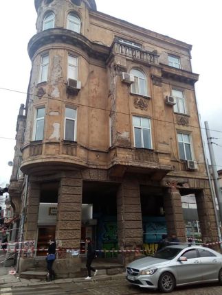 Масивни отломки, падащи от паметник на културата, заплашват живота на хиляди софиянци всеки ден