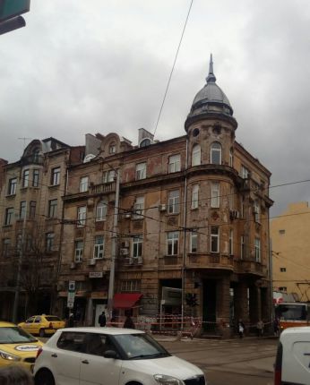 Масивни отломки, падащи от паметник на културата, заплашват живота на хиляди софиянци всеки ден