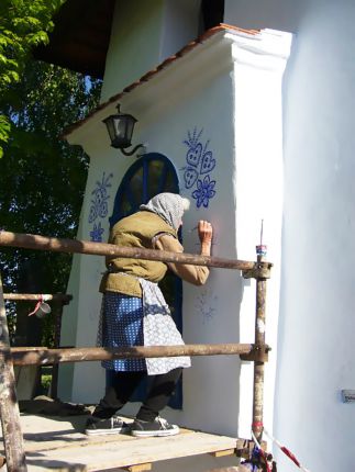   90-годишна баба превърна цяло село в арт галерия