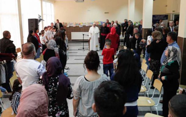 Папа Франциск се срещна с бежанците в лагера във Враждебна