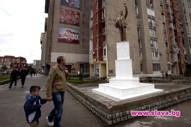 Бил Клинтън ще участва в откриването на своя собствена статуя в Косово