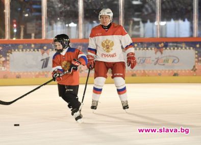 Путин игра хокей с дете на Червения площад