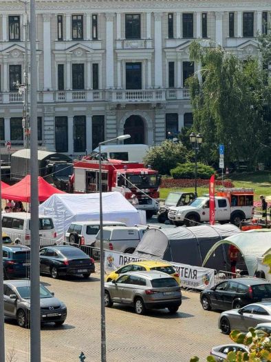 България гори, но Терзиев ни кани на Празник на спасителя на жълтите павета