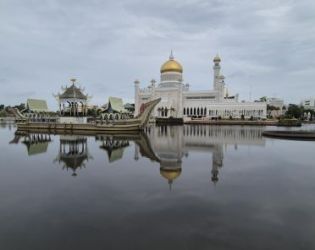 Как най-богатият в света превърна народа си в най-заможен с 0 данъци, лихви по заеми, такси, осигуро